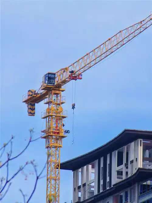 塔式起重机：建筑施工的核心命脉与力量支柱